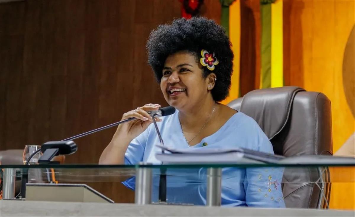 Jô Oliveira protocola projetos que valorizam o trabalho de cuidado das mães trabalhadoras