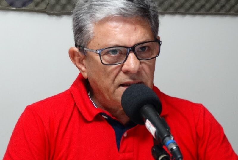 Ex-prefeito de Pombal é condenado por estampar sua foto em material escolar